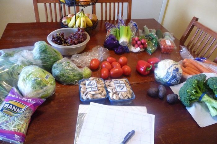 机に並べられたたくさんの様々な種類の野菜