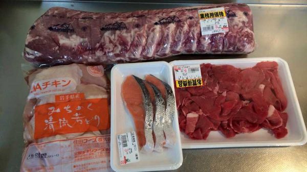 大量のお肉と鮭の写真