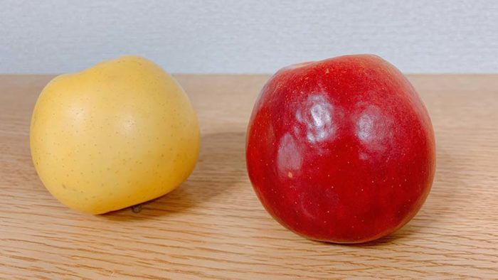 黄色いリンゴと赤いリンゴの写真