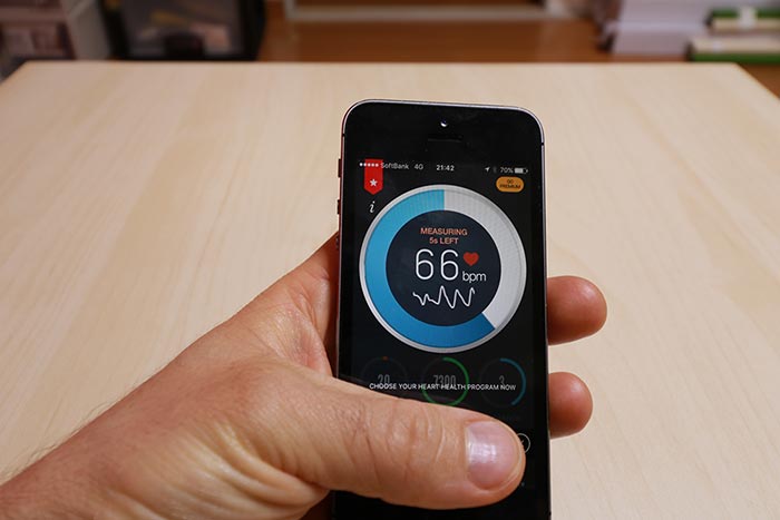 スマホアプリ型の心拍計で脈を測る様子