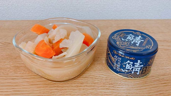 サバ缶と鶏肉や人参や大根が入っている野菜スープ